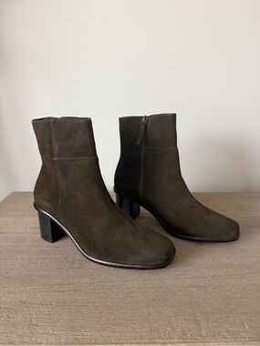 NWB Patina Vero Square Toe Block Heel Ankle Boot in Vine (Olive Brown) Size 7.5